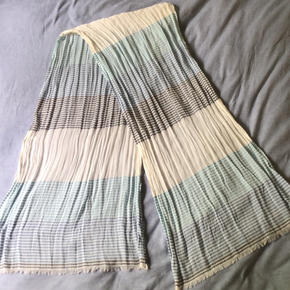 Bundle of Scarfs (2)~ H&M + Gap ~ Multi colour / standard scarf size. - Picture 12 of 13